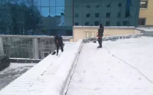 Уборка снега и сосулек с крыши