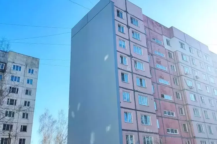 Фотография переднего и бокового фасада жилого дома после проведения ремонтных работ